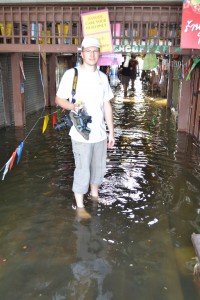 Tami kämpft sich durchs Hochwasser
